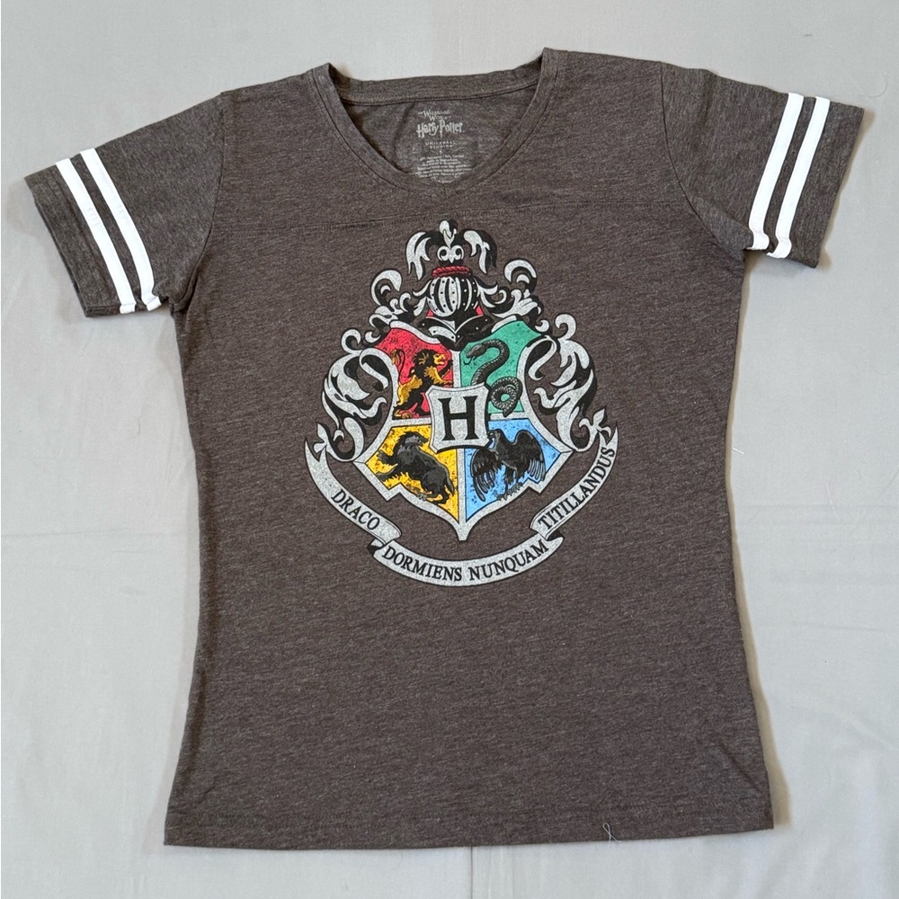 Women’s Harry Potter Wizard In World Grey Graphic Hogwarts T-Shirt Size Small‎